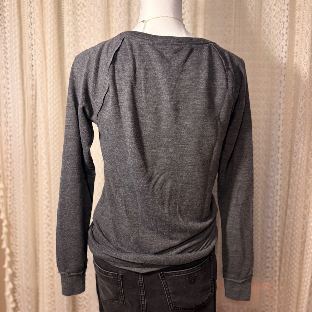 ROCK & REPUBLIC Gray Long Sleeve Crest Lion Studded Top Women's Size S - Picture 5 of 7